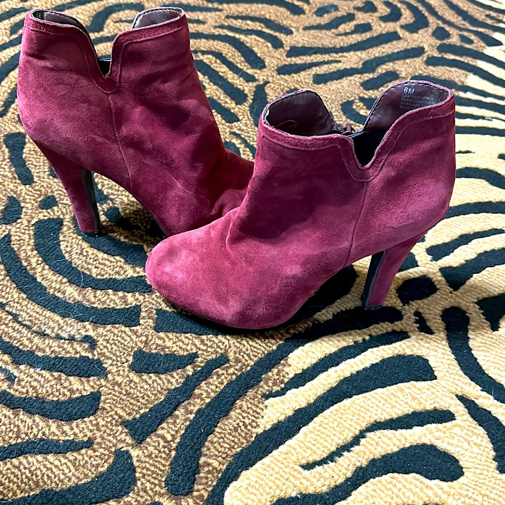 Gianni Bini Size 6 maroon bootie